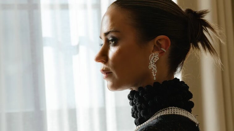 Exclusif : Emily Blunt dit qu'elle et Stanley Tucci aiment boire de la tequila avant de fouler le tapis du Met Gala
