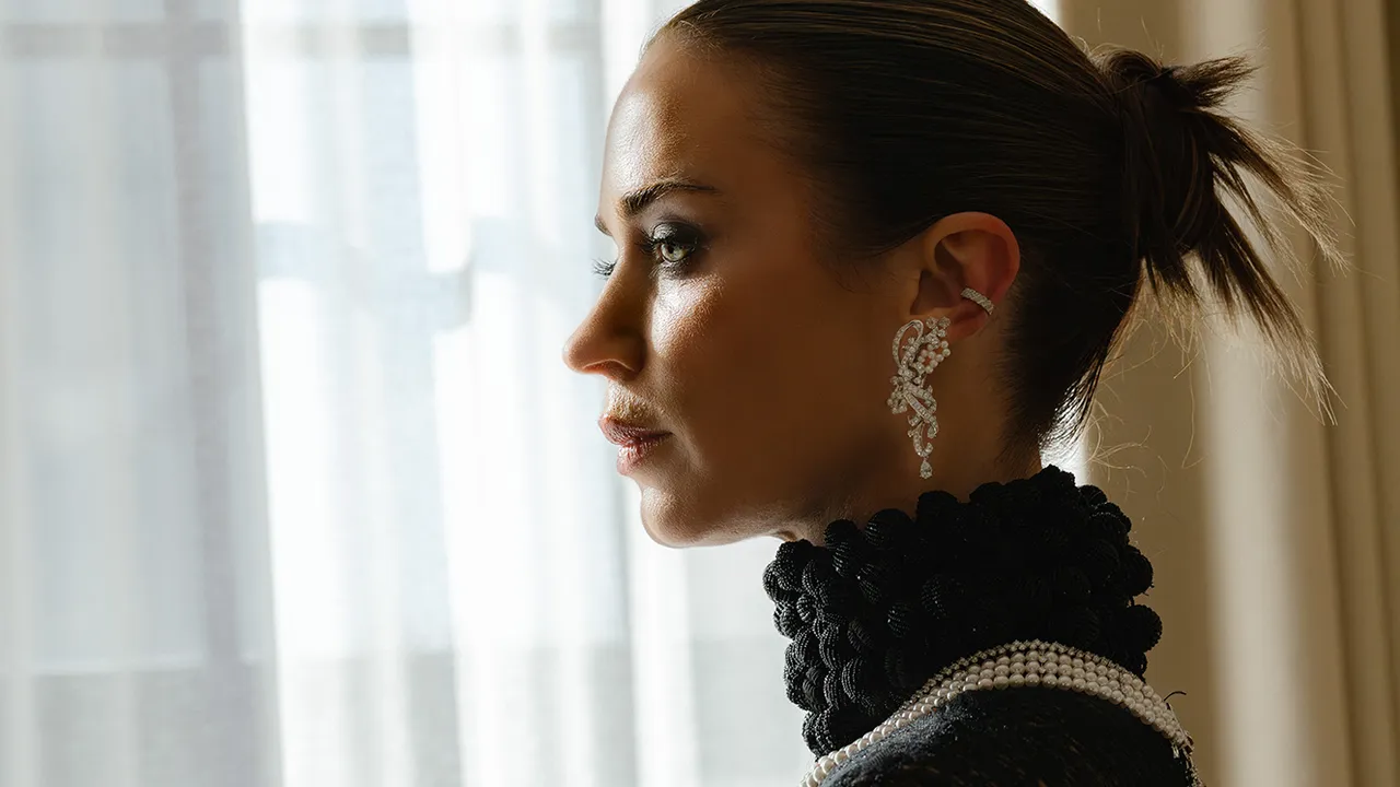 Exclusif : Emily Blunt dit qu'elle et Stanley Tucci aiment boire de la tequila avant de fouler le tapis du Met Gala