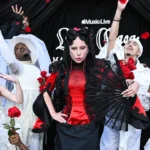 Lady Gaga a surpris ses petits monstres avec des funérailles de chaos à The Grove Lady Gaga a surpris ses petits monstres avec des funérailles de chaos à The Grove