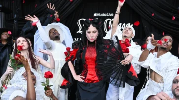 Lady Gaga a surpris ses petits monstres avec des funérailles de chaos à The Grove