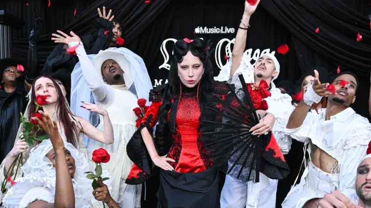 Lady Gaga a surpris ses petits monstres avec des funérailles de chaos à The Grove Lady Gaga a surpris ses petits monstres avec des funérailles de chaos à The Grove