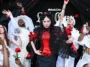 Lady Gaga a surpris ses petits monstres avec des funérailles de chaos à The Grove
