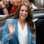 Kate Middleton porte un costume Blue Power pour son premier voyage solo à l'étranger depuis son diagnostic de cancer