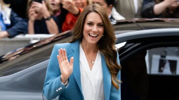 Kate Middleton porte un costume Blue Power pour son premier voyage solo à l'étranger depuis son diagnostic de cancer