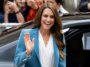 Kate Middleton porte un costume Blue Power pour son premier voyage solo à l'étranger depuis son diagnostic de cancer