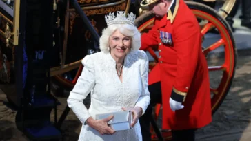 La reine Camilla porte un diadème vieux de plusieurs siècles avec 1 333 diamants à l'ouverture du Parlement britannique