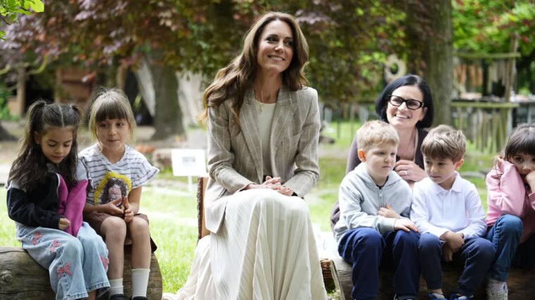 Kate Middleton rend visite aux jardins d'enfants lors du dernier jour de son voyage en Italie : « J'aimerais que toutes les écoles du monde soient comme ça » Kate Middleton rend visite aux jardins d'enfants lors du dernier jour de son voyage en Italie : « J'aimerais que toutes les écoles du monde soient comme ça »