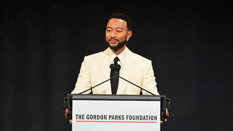 Fête Accompli : John Legend, Chance the Rapper, Elizabeth Alexander et Lonnie Ali ont été honorés lors du gala annuel Gordon Parks Fête Accompli : John Legend, Chance the Rapper, Elizabeth Alexander et Lonnie Ali ont été honorés lors du gala annuel Gordon Parks