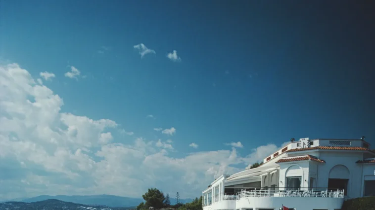 Une histoire abrégée de la façon dont l'Hôtel du Cap est devenu le centre du pouvoir glamour de Cannes Une histoire abrégée de la façon dont l'Hôtel du Cap est devenu le centre du pouvoir glamour de Cannes