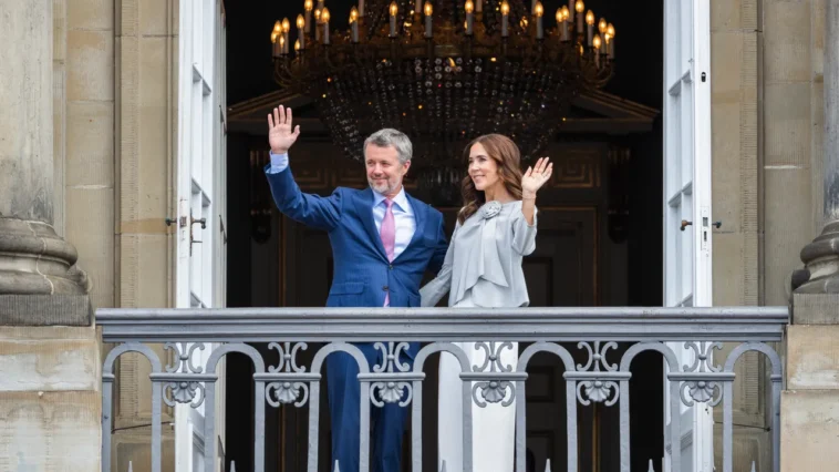 La reine Marie du Danemark célèbre le 58e anniversaire du roi Frederik X en Giorgio Armani La reine Marie du Danemark célèbre le 58e anniversaire du roi Frederik X en Giorgio Armani