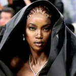 Anok Yai dit qu'elle se sentait « extrêmement nerveuse » à l'idée de porter une perruque prothétique dans le rôle de la Madone noire de Balenciaga