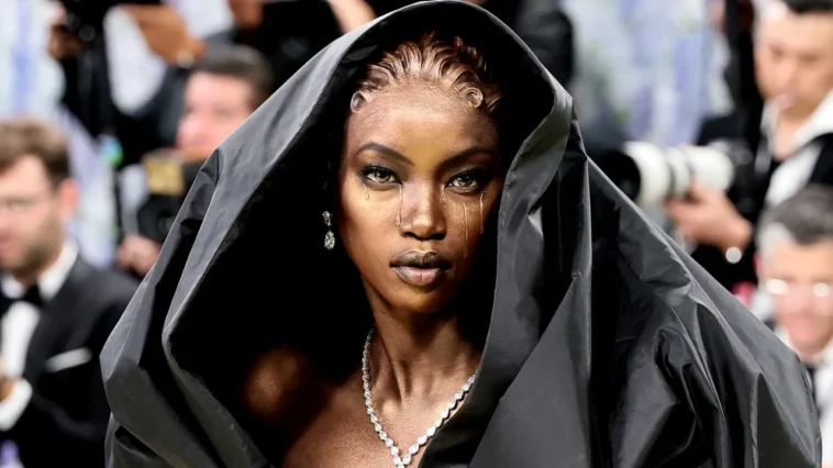Anok Yai dit qu'elle se sentait « extrêmement nerveuse » à l'idée de porter une perruque prothétique dans le rôle de la Madone noire de Balenciaga