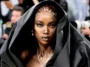 Anok Yai dit qu'elle se sentait « extrêmement nerveuse » à l'idée de porter une perruque prothétique dans le rôle de la Madone noire de Balenciaga