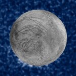 Après tout, Europe n’évacue peut-être pas d’eau dans l’espace Une lune grise avec une surface cicatrisée est vue sur un fond bleu pixelisé avec ce qui ressemble à des jets blancs sortant de sa zone du pôle sud.