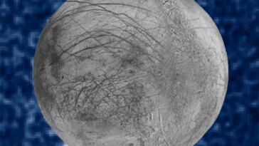 Une lune grise avec une surface cicatrisée est vue sur un fond bleu pixelisé avec ce qui ressemble à des jets blancs sortant de sa zone du pôle sud.