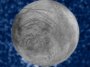 Une lune grise avec une surface cicatrisée est vue sur un fond bleu pixelisé avec ce qui ressemble à des jets blancs sortant de sa zone du pôle sud.