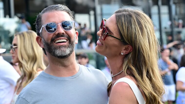 Donald Trump Jr. et Bettina Anderson célèbrent leur mariage lors d'une cérémonie de mariage aux Bahamas Donald Trump Jr. et Bettina Anderson célèbrent leur mariage lors d'une cérémonie de mariage aux Bahamas