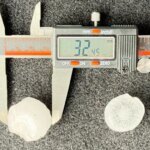 La grêle de la taille d'un pamplemousse pourrait devenir plus courante dans un monde plus chaud Un gros grêlon dans un appareil de mesure