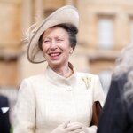 La princesse Anne porte sa célèbre broche stalactite à la garden-party du palais de Buckingham