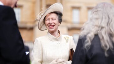 La princesse Anne porte sa célèbre broche stalactite à la garden-party du palais de Buckingham