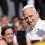 Le pape Léon donne des baskets Nike de style rétro pour une promenade à Rome