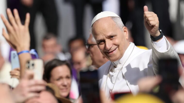 Le pape Léon donne des baskets Nike de style rétro pour une promenade à Rome
