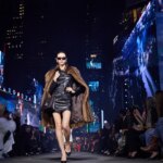Lors de la prise de contrôle de Gucci à Times Square, une ode à la Demna à la banalité du consumérisme américain Lors de la prise de contrôle de Gucci à Times Square, une ode à la Demna à la banalité du consumérisme américain