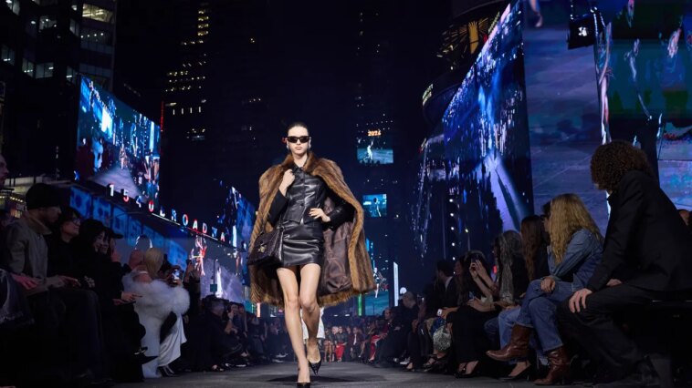 Lors de la prise de contrôle de Gucci à Times Square, une ode à la Demna à la banalité du consumérisme américain