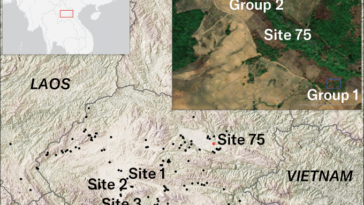 Une carte montrant des parties du Laos et du Vietnam est couverte de points noirs où se trouvent des pierres anciennes. "pots" ont été trouvés. La carte met en évidence le site 75 et comprend un encart photo du site où un pot contenant les restes de 37 personnes a été trouvé.