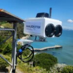Photographie d'une caméra thermique montée sur une tour radio dans la baie de San Francisco, à la recherche de baleines grises.