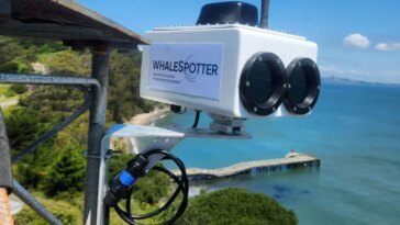 Photographie d'une caméra thermique montée sur une tour radio dans la baie de San Francisco, à la recherche de baleines grises.