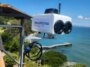 Photographie d'une caméra thermique montée sur une tour radio dans la baie de San Francisco, à la recherche de baleines grises.