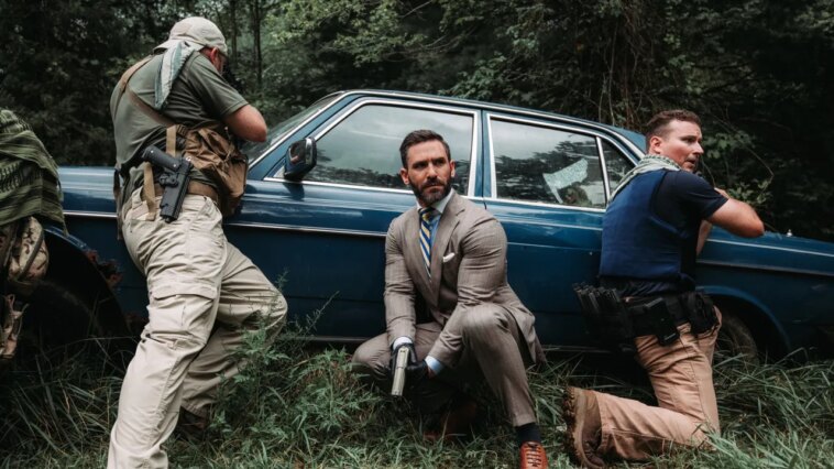 Outils de gougeage dans le col, poignards dans le revers : la mode de la Silicon Valley est devenue militaire. Outils de gougeage dans le col, poignards dans le revers : la mode de la Silicon Valley est devenue militaire.