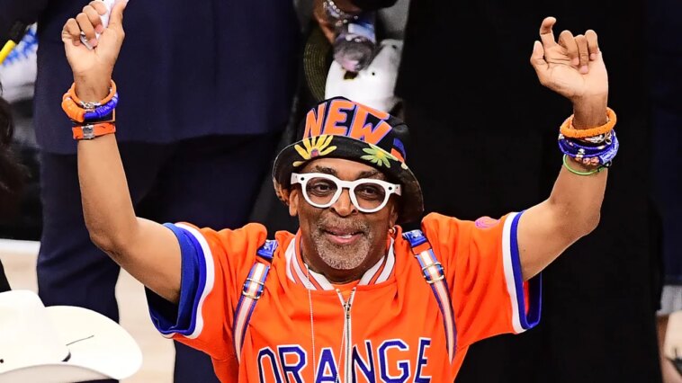 Spike Lee, saint patron de Brooklyn, rentre du Texas en toute hâte pour organiser l'ultime fête de quartier des Knicks Spike Lee, saint patron de Brooklyn, rentre du Texas en toute hâte pour organiser l'ultime fête de quartier des Knicks