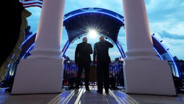 Le cadeau d'anniversaire sanglant et criard de Trump: un combat UFC à la Maison Blanche