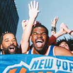 Frères et sœurs, pas de rivalité : les 2 superfans dont les visages étaient partout dans la couverture de la victoire des Knicks sont de vrais frères