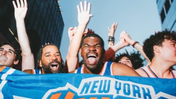 Frères et sœurs, pas de rivalité : les 2 superfans dont les visages étaient partout dans la couverture de la victoire des Knicks sont de vrais frères