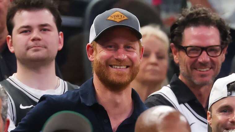 Le prince Harry échange sa couleur pour le match de championnat de la finale de la NBA