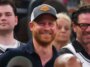 Le prince Harry échange sa couleur pour le match de championnat de la finale de la NBA