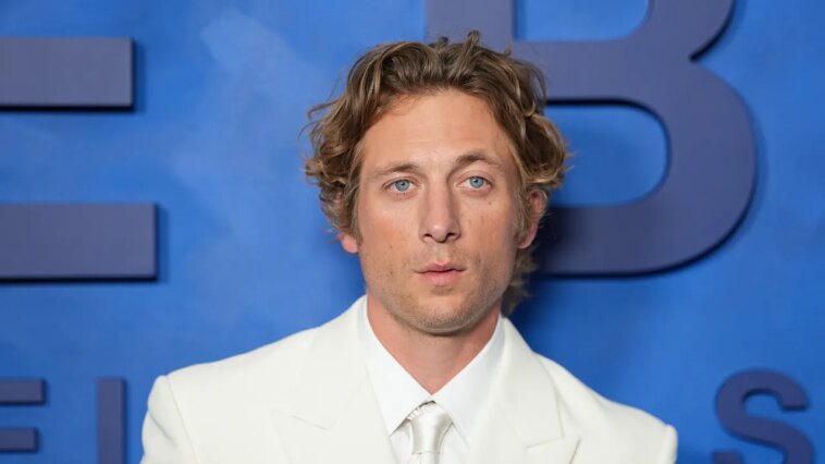 Jeremy Allen White n'avait pas besoin du bilan social pour se sentir mal à l'aise avec les médias sociaux Jeremy Allen White n'avait pas besoin du bilan social pour se sentir mal à l'aise avec les médias sociaux