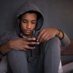 De plus en plus de jeunes se tournent vers les chatbots IA pour obtenir une aide en matière de santé mentale