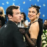 Dua Lipa et Callum Turner se marient en Sicile, alors qu'Elton John leur fait une sérénade avec "Your Song" Dua Lipa et Callum Turner se marient en Sicile, alors qu'Elton John leur fait une sérénade avec "Your Song"