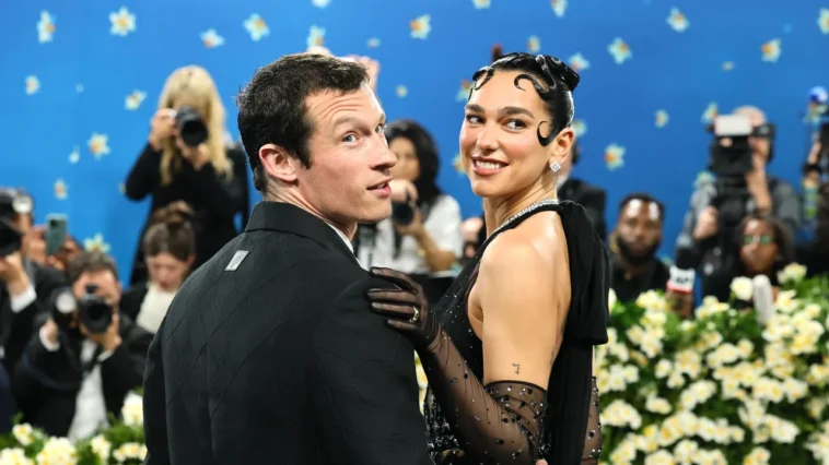Dua Lipa et Callum Turner se marient en Sicile, alors qu'Elton John leur fait une sérénade avec "Your Song"