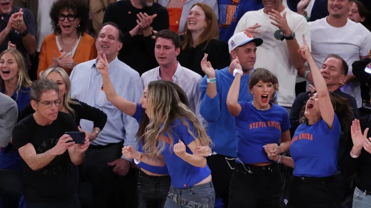 J'ai d'horribles Knicks FOMO ici à Los Angeles, alors j'ai parlé à Mariska Hargitay, Sam Ronson et d'autres célébrités du terrain pour les faits saillants J'ai d'horribles Knicks FOMO ici à Los Angeles, alors j'ai parlé à Mariska Hargitay, Sam Ronson et d'autres célébrités du terrain pour les faits saillants