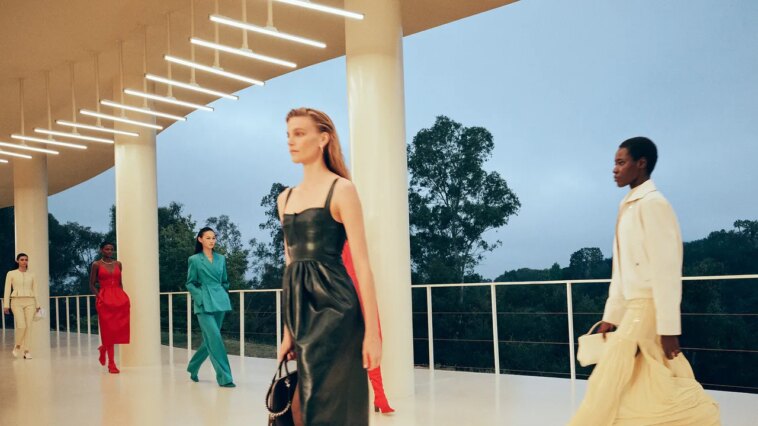 "Je suis bâillonné, qu'est-ce qu'on achète?" Miley Cyrus, Kerry Washington et bien d'autres se réjouissent de la descente d'Hermès à Bel Air "Je suis bâillonné, qu'est-ce qu'on achète?" Miley Cyrus, Kerry Washington et bien d'autres se réjouissent de la descente d'Hermès à Bel Air