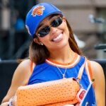 Le « Lucky Bag » de Jordyn Woods, le porte-bonheur des Knicks, se dirige vers le Guggenheim