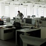 Les travailleurs à distance se sentent isolés. Les mandats de retour au bureau ne sont pas une solution