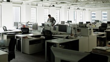 Les travailleurs à distance se sentent isolés. Les mandats de retour au bureau ne sont pas une solution