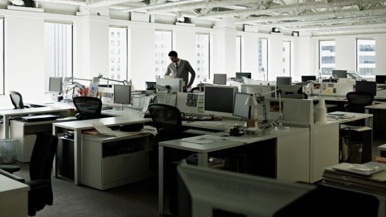 Les travailleurs à distance se sentent isolés. Les mandats de retour au bureau ne sont pas une solution