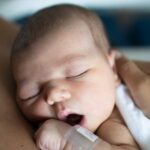 Pourquoi davantage de nouveau-nés de sexe masculin que de sexe féminin pourraient recevoir l'injection cruciale de vitamine K